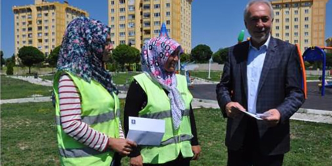 Buldukları cüzdanı polise teslim eden işçilerine ödül