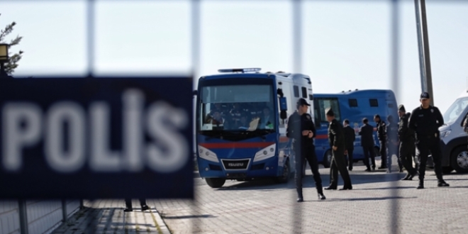 Hakim: Sen orada sanıksın ve haddini bileceksin