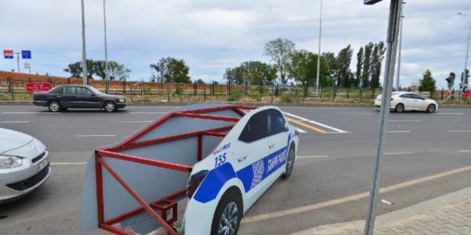 Kazaları önlemek için 'Maket polis araçları' yerleştirildi