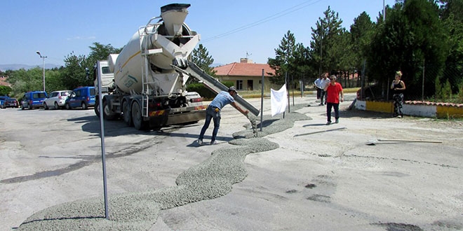 'Tapulu arazim' diyerek yolu trafiğe kapattı