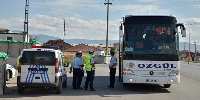 Sivil polisten yolcu otobüsünde trafik denetimi