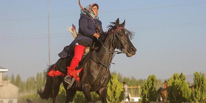 Ana kız at sırtında ata sporunu yaşatıyor