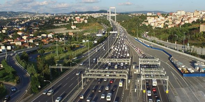 stanbul'da bayram trafiine dronelu nlem