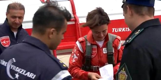 Türk Yıldızlarına, pasaport ve göçmen formu eziyeti