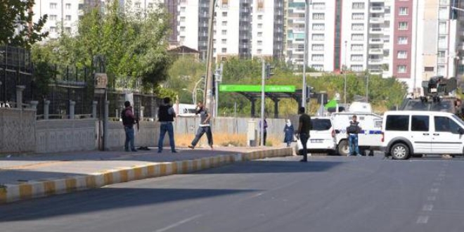 Kafasına dayadığı silahla iknaya gelen annesini kovaladı