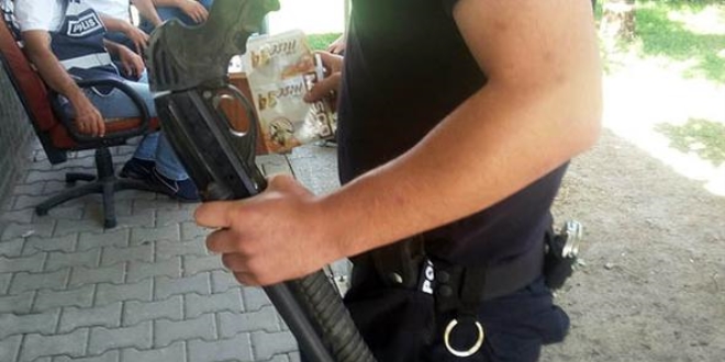 Taraftar otobüsünde 2 pompalı tüfek ele geçirildi