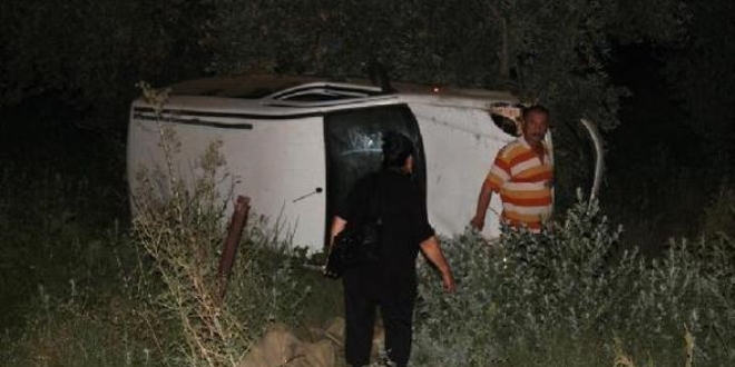 Ağrı'da hafif ticari araç takla attı: 4 yaralı