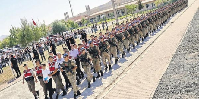 Bir ay süren yalancılar geçidi