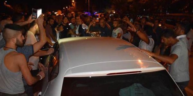 Öfkeli kalabalığı Kaymakam ikna etti