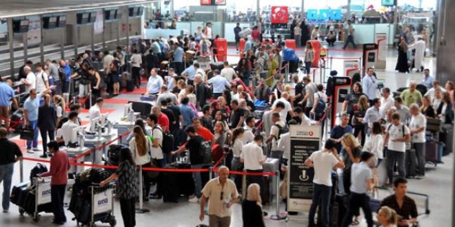 Atatürk Havalimanı'nda bayram yoğunluğu sürüyor