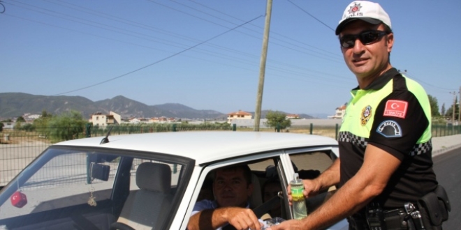 Samsun'da sürücülere kolonya ve çikolata ikramı