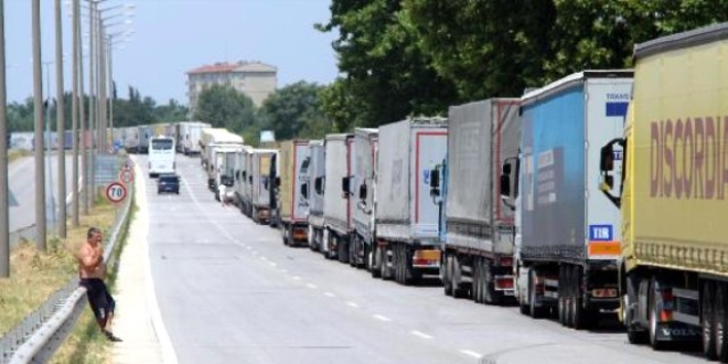 Kapıkule'de 17 kilometrelik tır kuyruğu