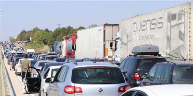 Avrupa'ya açılan kapılarda dönüş trafiği sürüyor