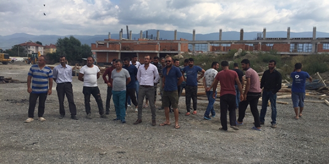 Maaşlarını alamayan işçiler eylem yaptı