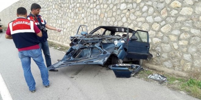 Aksaray'da otomobil refüje çarptı: 1 ölü, 2 yaralı