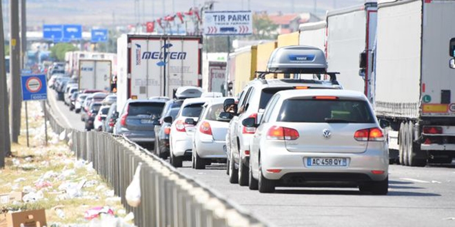 Sınır kapılarındaki araç kuyruğu eridi