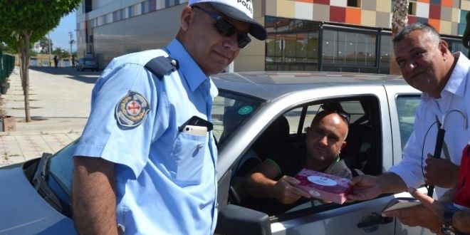 Polislerden sürücülere ikram