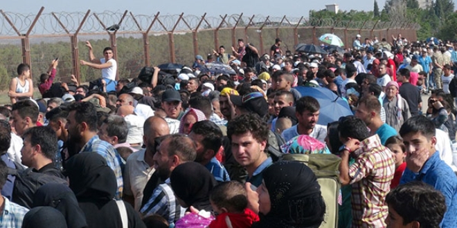 50 bin mülteci Suriye'ye geçti