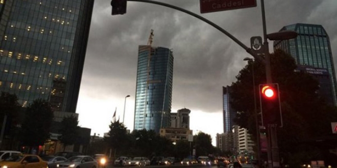 İstanbul'da fırtına ve sağanak yağış etkili olmaya başladı