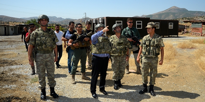 Validen Mehmetçiğe moral ziyareti