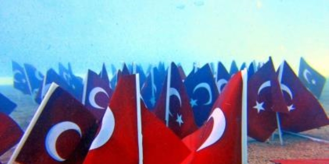 30 Ağustos nedeniyle deniz dibine 95 Türk bayrağı dikti