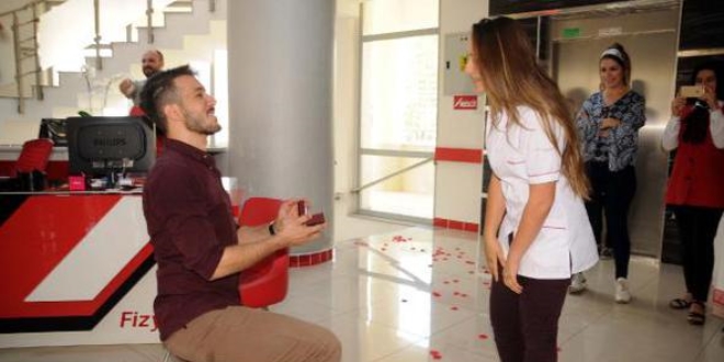 Araştırma görevlisi, hemşireye 'anonsla' evlilik teklif etti