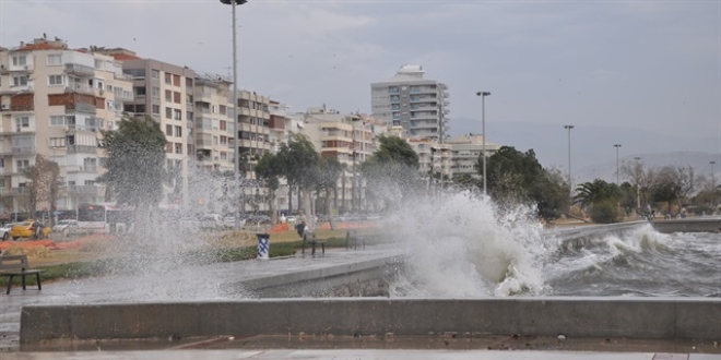 İzmir'de şiddetli rüzgar etkili oluyor