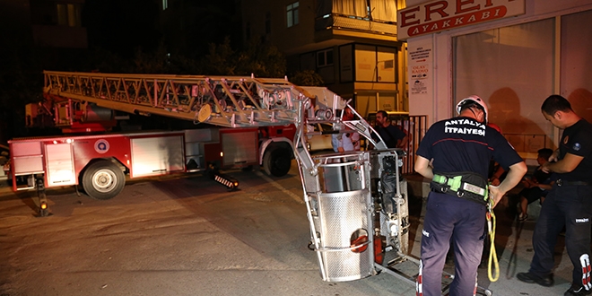 Radyo çalışanı stüdyoda mahsur kaldı, itfaiye kurtardı