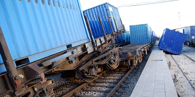 Mersin'de 2 yük treni çarpıştı
