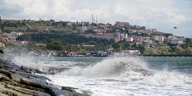 Marmara Denizi'nde ulaşıma poyraz engeli