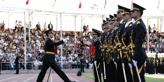 Yalova'da 45'i kadın 226 teğmen diplomalarını aldı
