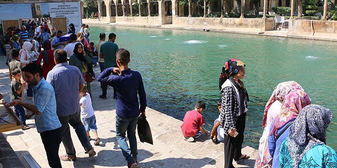 Şanlıurfa'da kutsal mekanlarda bayram yoğunluğu