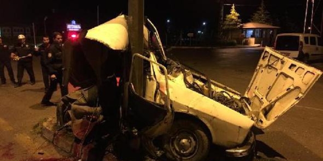 Çorum'da otomobil aydınlatma direğine çarptı: 5 yaralı