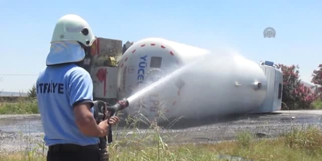 Devrilen LPG tankeri yolu kapattı