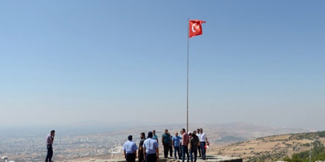 Sınırdaki hakim tepelere Türk bayrağı