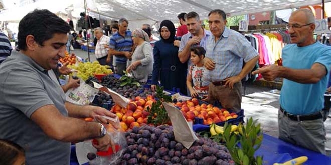 Tüm pazarı satın aldı, herşeyi bedava dağıttı