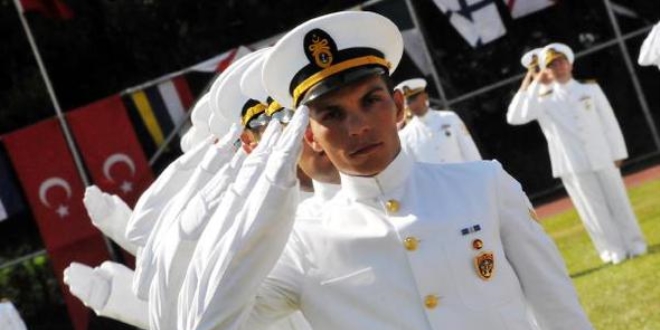 Yalova'da 704 deniz astsubayı törenle diplomalarını aldı