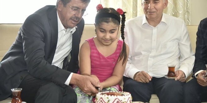 Bakan Zeybekci'den şehit kızına doğum günü sürprizi