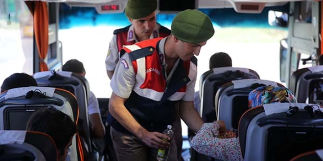 Jandarmadan sürücü ve yolculara bayram şekeri