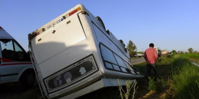 Adana'da tarım işçilerini taşıyan kamyonet devrildi: 10 yaralı