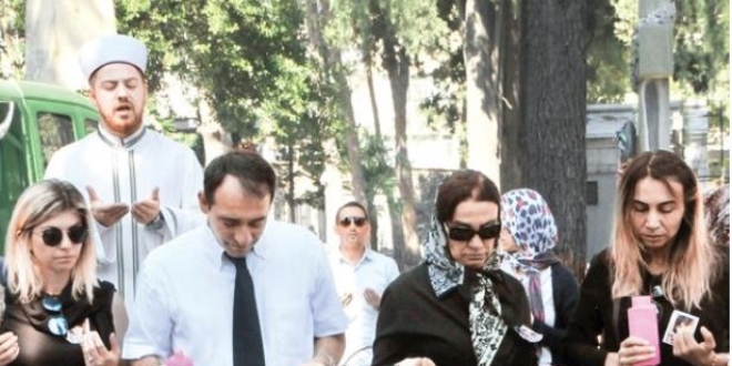 Camide namaz kılındı, katolik mezarlığına defnedildi