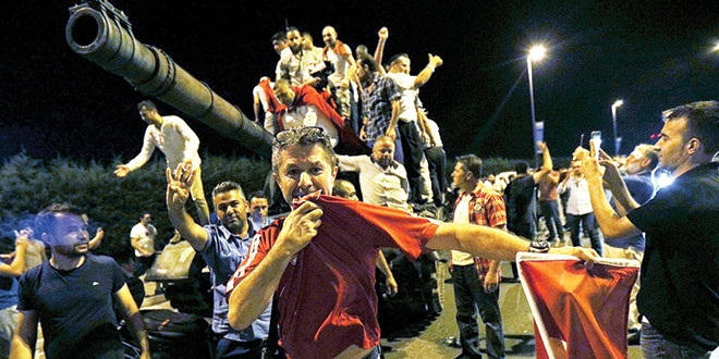 Kumpasta kurguladı darbede uyguladı