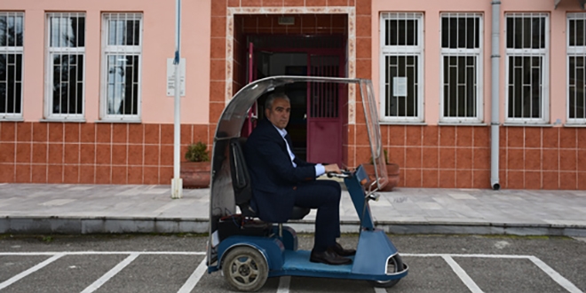 Öğretmenler, hurdalardan engelli aracı üretti