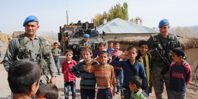 Köylülerden Mehmetçik'e bayram ziyareti