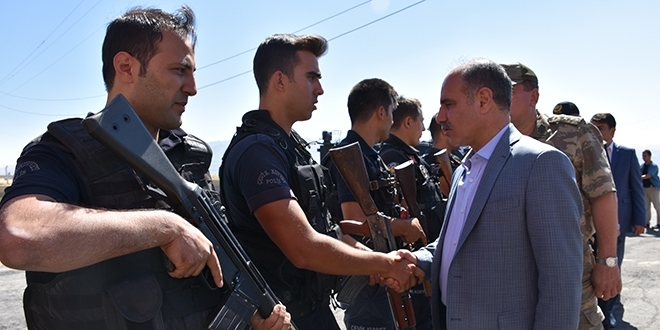 Şırnak Valisi Aktaş güvenlik güçleri ile bayramlaştı