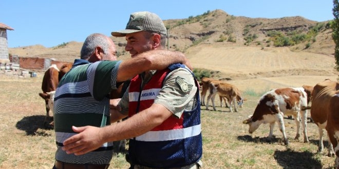 Çalınan hayvanlarını bulan jandarmaya sevgisini sarılarak gösterdi