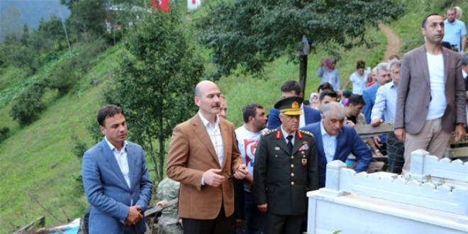 İçişleri Bakanı Soylu, Eren'in kabrini ziyaret etti