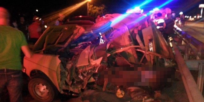 Balıkesir'de iki otomobil çarpıştı: 4 ölü, 3 yaralı