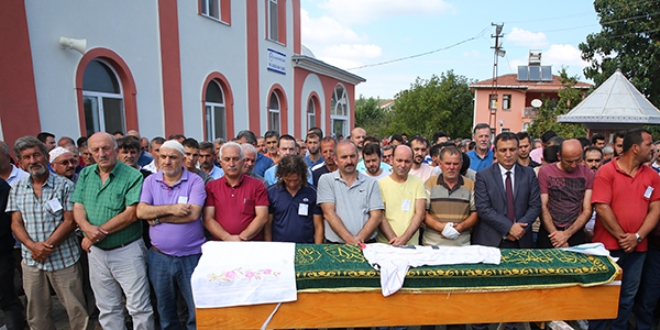 Trafik kazasında hayatını kaybeden futbolcu toprağa verildi