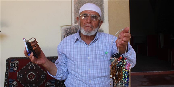 Ekmeğini 47 yıldır caddelerde kazanıyor